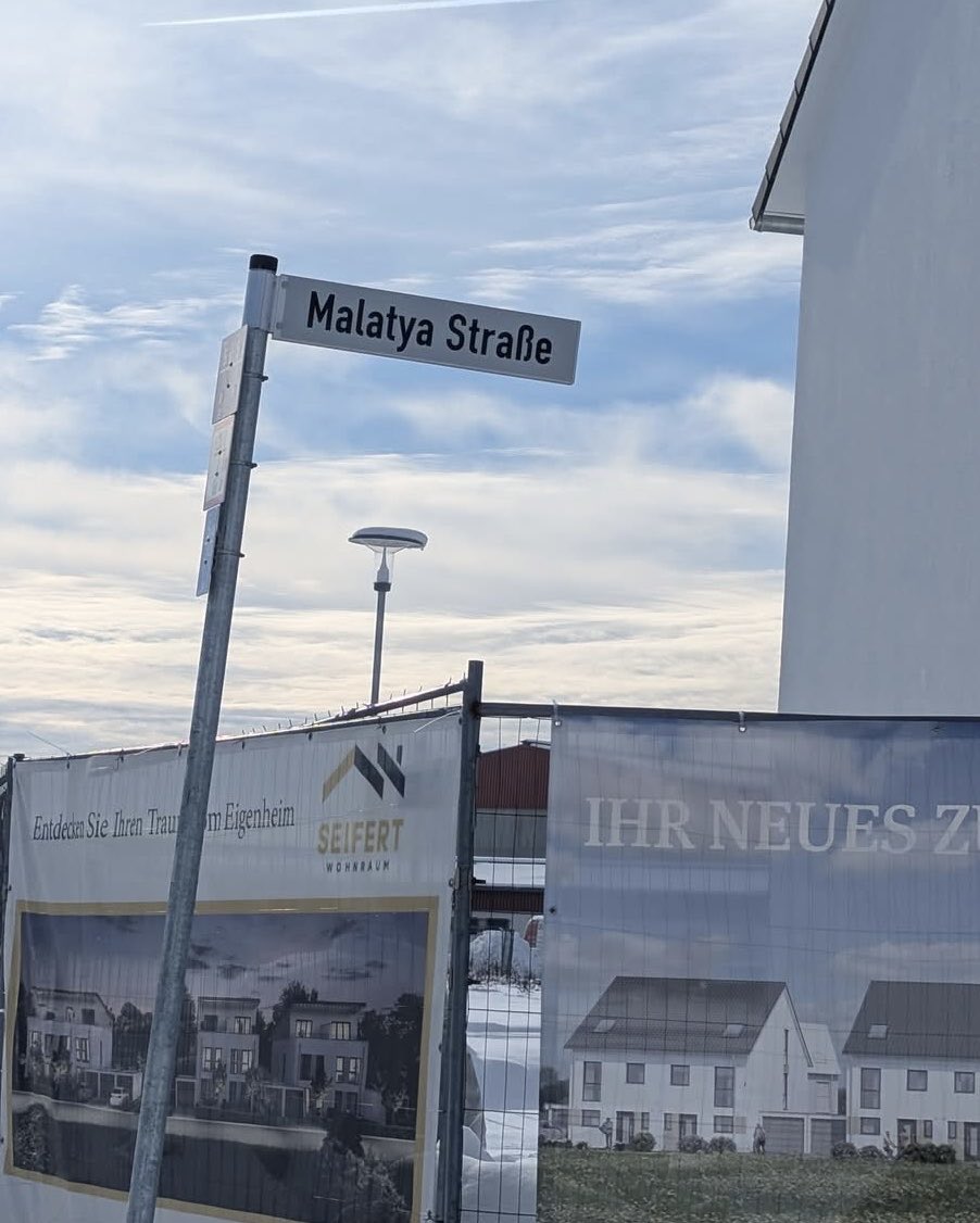 Frankfurt’a yakın bir kasabada 
  Malatya caddemiz var.
Bir Malatya’lı olarak gurur verici