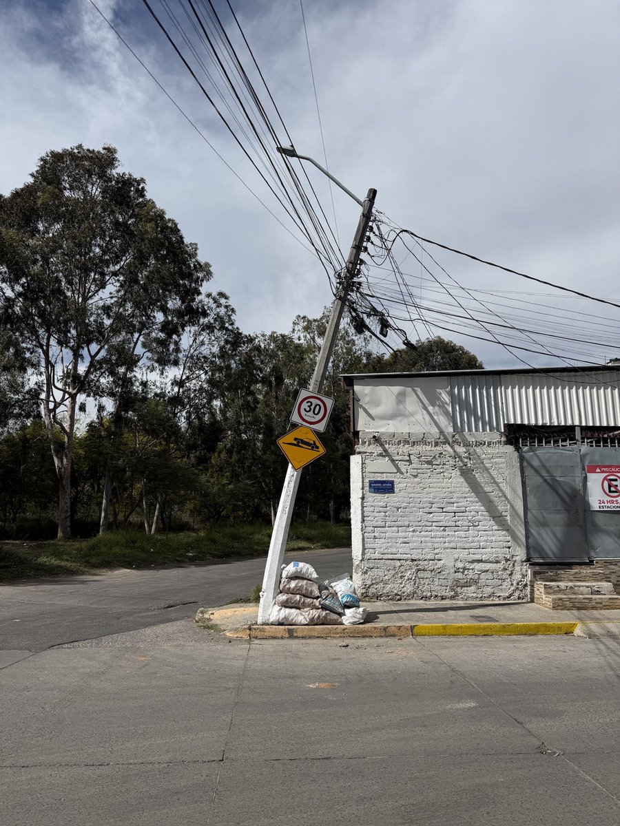 Oye <a href="/CFE_Contigo/">CFE_Contigo</a> <a href="/CFEmx/">CFEmx</a> los vecinos nos preocupamos por lo que pudera llegar a pasar si se cae el poste, solicitamos apoyo URGENTEMENTE!!