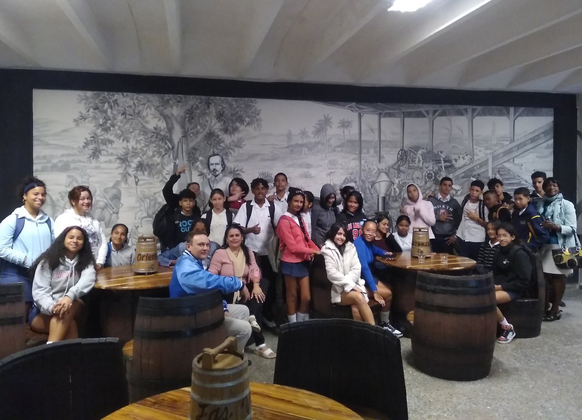 Recorrido por el <a href="/CncaAzcuba/">Centro Nacional de Capacitación Azucarera CNCA</a>, este 27 de enero, de estudiantes y profesoras de la escuela secundaria Mártires de Bolivia, de Capdevila, #Boyeros, para ampliar su conocimiento sobre el sector #Azucareros de #Cuba. #100AñosConFidel #CNCA #CubaViveEnSuHistoria <a href="/GAzcuba/">Grupo Azucarero AZCUBA🇨🇺</a>