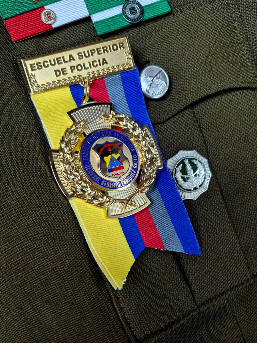 En un acto presidido por la Embajadora de #Chile en #Ecuador, el agregado Coronel Francisco Aravena, recibió  la condecoración  “Gral. Alberto Enríquez Gallo” de la <a href="/PoliciaEcuador/">Policía Ecuador</a> en reconocimiento a la cooperación internacional en la lucha contra el Crimen Organizado.