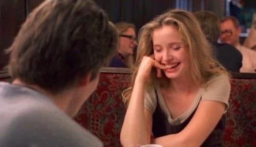Mariorarara's tweet image. Hace 31 años, Before Sunrise entendió que la vida y el amor no siempre están en el destino, sino en el desvío. En bajarse del tren, concederse una pausa en medio de la velocidad de la vida. Una conversación que se extiende, una caminata sin rumbo, la tensión de una mirada que se…