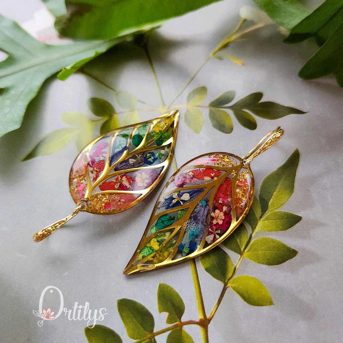 ortilys's tweet image. C'est fou comme les jours rallongent, ça donne du smile ! Et par là même, ça donne envie d'ajouter de la couleur...
Comme avec ces jolies boucles d'oreilles, que je ne me lasse pas de vous créer depuis 2023 (hé oui, déjà !!!).

Vous reprendrez bien un peu de couleurs ?