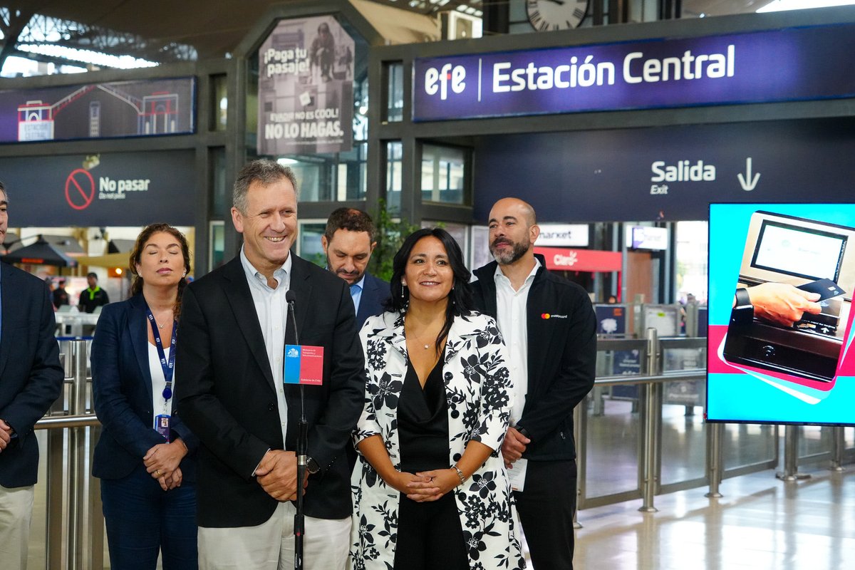 ¿A quién no le ha pasado que llega al metro, está apurado, y se da cuenta de que no tiene cargada la Bip! ni el pago con QR?

Desde el 13 de febrero podrá pagar en Metro y EFE Nos directamente con tarjetas bancarias o billeteras digitales (con celular o relojes). 

(1/2)