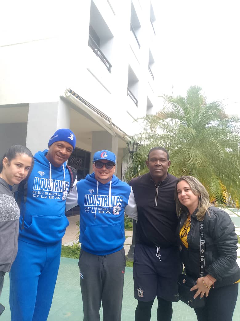 Roilancu1's tweet image. A ritmo de Conga cubana #LaHabanaDeTodos despidió sus #Industriales, rumbo a Mayabeque.
Nuestros #Leones van con todo hoy por la victoria.
Adelante Guerreros!
#SíSePuede
#PlazaEnElCorazón junto a ustedes.
#LaHabanaViveEnMí