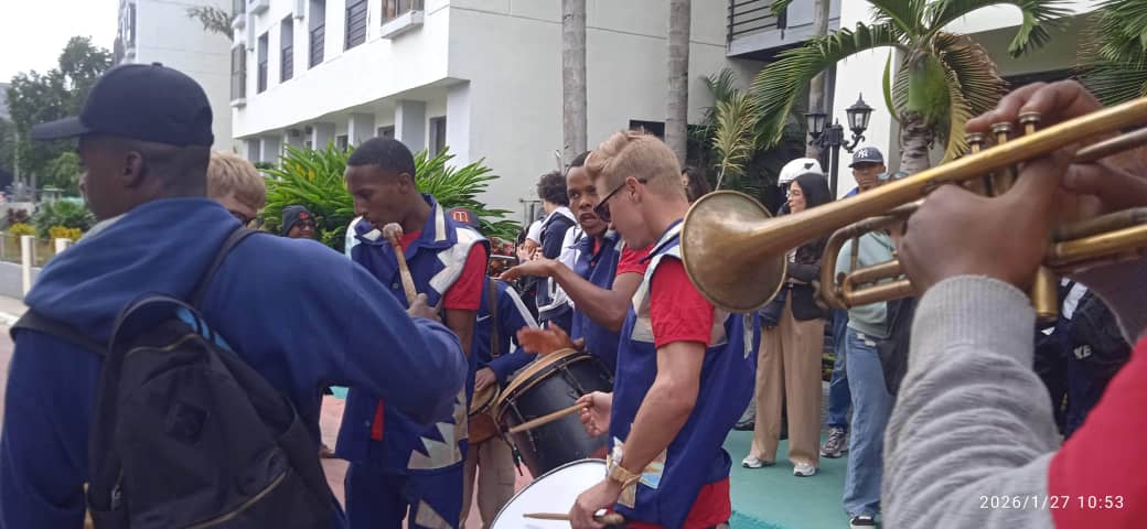 Roilancu1's tweet image. A ritmo de Conga cubana #LaHabanaDeTodos despidió sus #Industriales, rumbo a Mayabeque.
Nuestros #Leones van con todo hoy por la victoria.
Adelante Guerreros!
#SíSePuede
#PlazaEnElCorazón junto a ustedes.
#LaHabanaViveEnMí