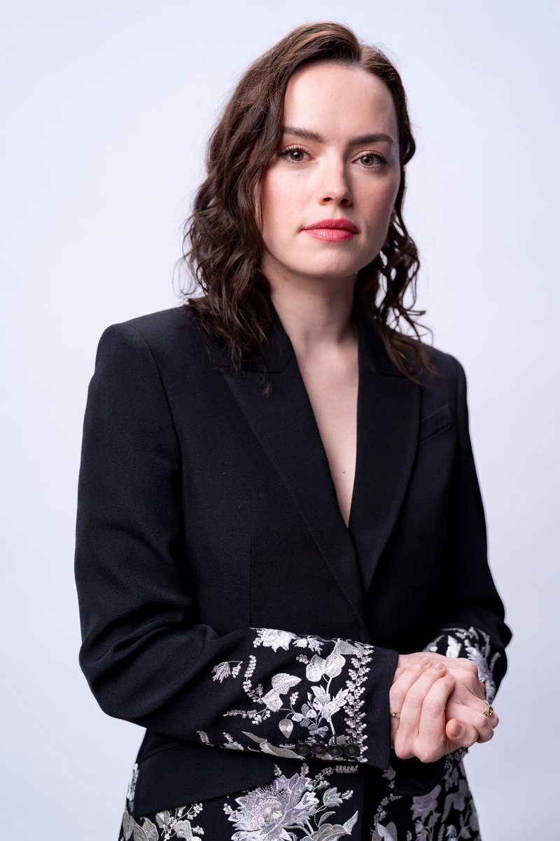 Daisy Ridley is queen! 👑🌼 tweet media