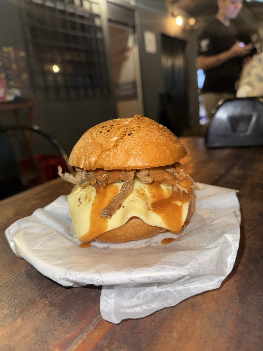 rafaellincoln_'s tweet photo. Ontem fui na Dekos e o que eles entregam em relação a qualidade é um absurdo. Comi os hambúrgueres de 150 e mais o pastelzinho de xburguer que tava sensacional! https://t.co/XeG05OxSXb