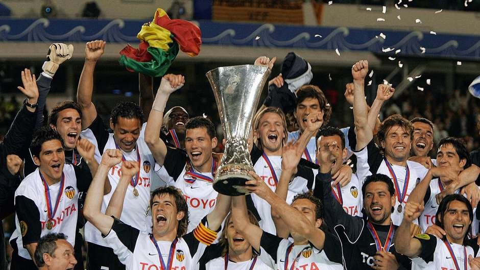 Era tudo ou nada na reta final de 2003/2004 para o <a href="/valenciacf/">Valencia CF</a>. Faltavam seis rodadas. O empate com a Real Sociedad fez o time empatar em pontos com o Real Madrid, mas estava em primeiro por ser superior no confronto direto e no saldo de gols, com apenas 23 sofridos até o momento