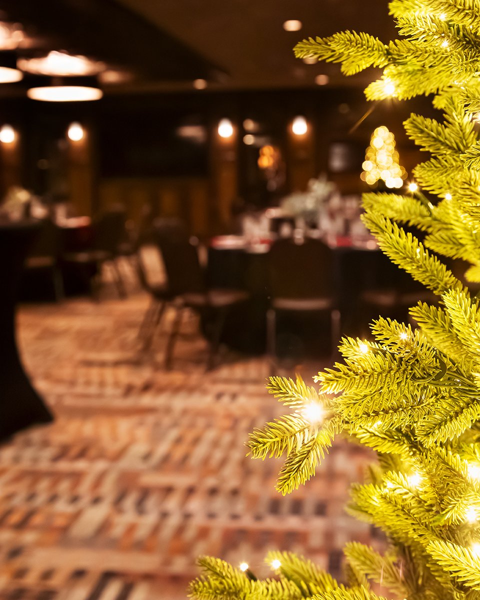 CTTCatering's tweet photo. Holiday magic, but make it a party 🎄 ✨ Cheers to a season full of celebrations, great food, and unforgettable nights 🥂 🪩
.
.
.
.
#coppertopcatering #holidayparty #christmasparty #privateevent https://t.co/P838x1zwfH