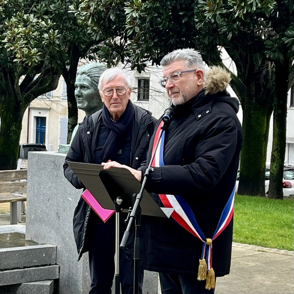 Lucbouard's tweet photo. En cette Journée internationale à la mémoire des victimes de l’Holocauste, recueillement auprès du buste de #SimoneVeil, figure de mémoire et d’engagement républicain. 

Commémoration en présence du Dr Joël Soussana, rappelant que la vigilance démocratique est indispensable. https://t.co/iO89Ky9jNN