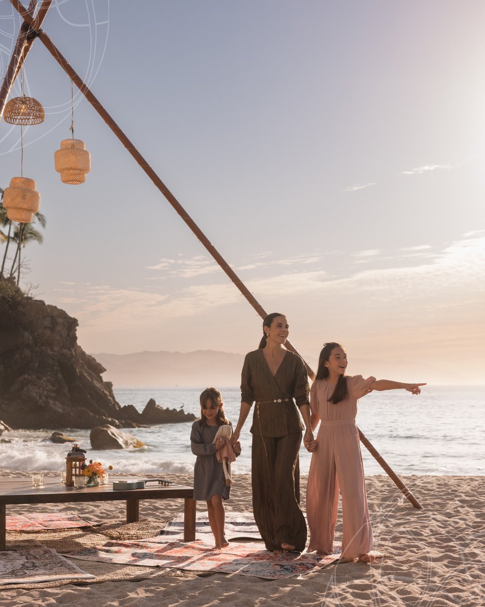 explorevip's tweet image. Golden-hour conversations taste even sweeter by the sea. 🍹🌤️
#HyattZivaPuertoVallarta #TravelTuesday