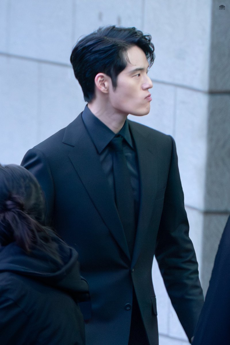 𝗞𝗢𝗥𝗘𝗔 𝗠𝗨𝗦𝗜𝗖𝗔𝗟 𝗔𝗪𝗔𝗥𝗗𝗦🏆
20260119 제10회 한국뮤지컬어워즈
#서경수 

아무래도 내가 찍었던 건 출근길이 아니고 느와르 영화의 한 장면인 듯...🫠