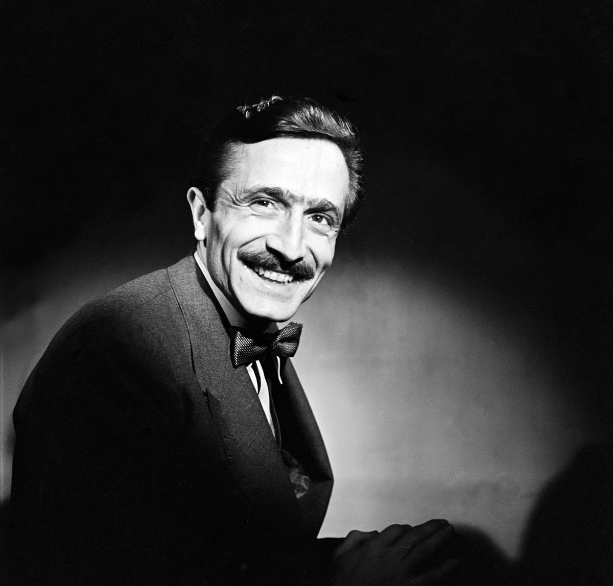 "...Bilir misin kimsenin hakkı kalmaz kimsede. 
Ne bir milim ileri Ne bir milim geri..."

Özdemir Asaf anısına saygıyla..
Ruhu şad olsun.!!