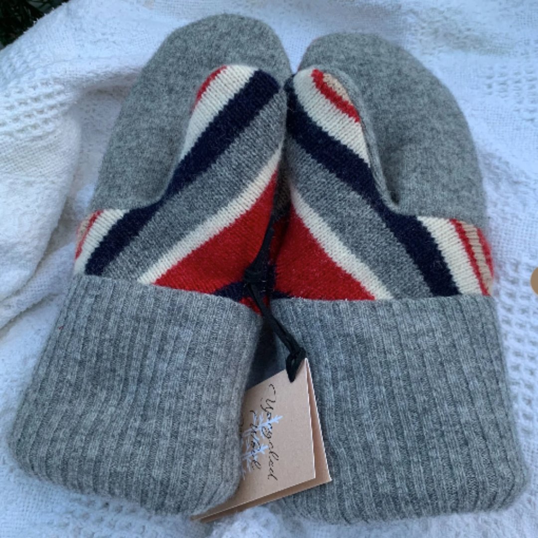ontario_made's tweet photo. Cold hands, meet your match 🧤

Rouge River Crafts’ Upcycled Wool Mittens are made from repurposed wool sweaters - each pair is one of a kind and thoughtfully crafted to reduce waste. Warm, sustainable, and proudly #OntarioMade. 

Learn more: https://t.co/9v5i4Fy6lK https://t.co/hugxpcMPNC