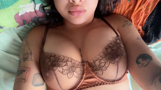 ysuckme4's tweet photo. before u hmu, just know im built like this ♡ https://t.co/VSA3Rn2AzH