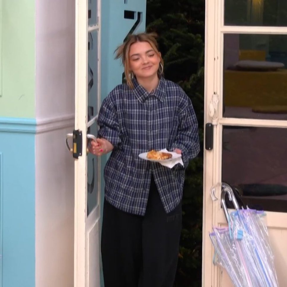 EvaaaD8's tweet photo. qui a la réf de sa chemise pitié ? #StarAcademyLeLive #StarAcademy https://t.co/CDi70gdWlv