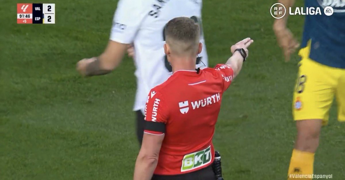 TribunaVCF's tweet image. ℹ️ El @CTARFEF considera que el penalti sobre Beltrán es “punible” porque pisa al delantero de “forma imprudente impidiendo a este continuar la jugada”

📺 Afirma que el VAR debería haber cancelado el penalti por la falta de Ramazani