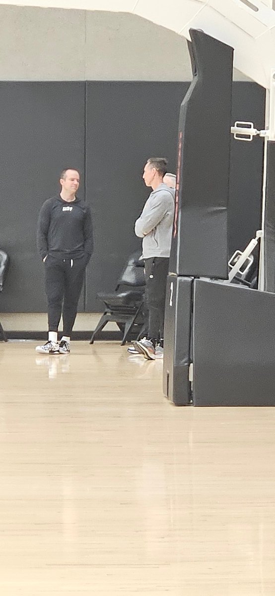 DuaneRankin's tweet image. Suns three man huddle of Jordan Ott, Steve Nash and Brian Gregory. #Suns