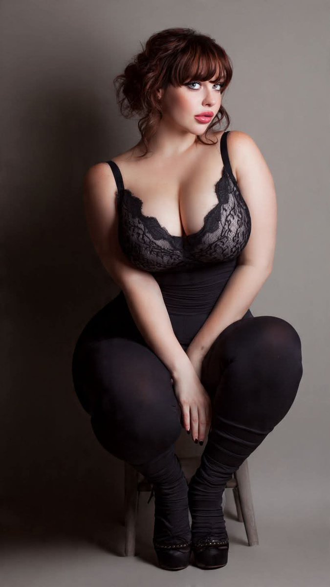 Prince40a's tweet image. أذوب في عشقكِ
أحتاج أن أعانقكِ دون توقف
لساعات من الجنون
فـشوقي لنبضتكِ
يجعلني أسيرا لعناق لا ينتهي