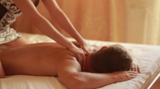 😮‍💨Sore from shoveling snow?  Slow down and connect with your lover through massage this week!

Massage can help lower stress, help you be more present in your body, and can be a great intro to intimacy! 💗

Shop Massage: lovedreamer.com/massage-and-se…

#massage #couples #intimacy #love