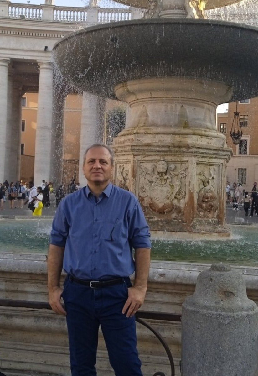 پیام:
«دکتر علی عباس زورقچیان. تو ساری زنده دستگیر شده و بعد از چند روز تماس گرفتن بیاد پیکرش رو تحویل بگیرید. جای تیر خلاص رو بدنش بوده. استاد دانشگاه و مدرس سخت افزار و پایتون. بسیار انسان محجوب، مهربان و بی آزاری بود. 
ممنون میشم اطلاع‌رسانی کنید. همسرش زیاد با سوشال مدیا کار