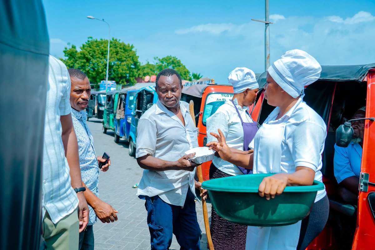 KalamboNews_'s tweet photo. WAJASIRIAMALI SOKO LA FERI WAMSHUKURU RAIS SAMIA NA KUMPONGEZA KWA "BIRTHDAY" YAKE

Wajasiriamali wa soko la Kimataifa la Feri, Magogoni Jijini Dar Es Salaam wamesema tangu kuingia madarakani kwa Rais Dkt. Samia Suluhu Hassan, biashara zao zinakwenda vizuri na kutoa faida zaidi, huku wakinufaika na uwezeshaji wa serikali kiuchumi ikiwemo mikopo isiyokuwa na riba pamoja na majiko ya gesi na mazingira rafiki ya ufanyaji wa biashara.

Hayo yamebainishwa na Wajasiriamali hao leo Januari 27, 2026 wakati wa maadhimisho ya kumbukizi ya kuzaliwa kwa Rais Samia, wakimuombea kheri, afya njema na maisha marefu ili aweze kuwatumikia zaidi, wakimshukuru pia kwa kuwezesha na kuboresha upatikanaji wa huduma muhimu za kijamii na kiuchumi tangu kuingia kwake madarakani kama Rais.

Baadhi ya akinamama hao akiwemo Bi. Amina Johnson Kihondo, Mama muuza uji wa eneo la Feri, ameeleza kufurahishwa na Uongozi wa Rais Samia, akisema malezi na upendo wake umewezesha watoto wao kupata elimu bora bila ubaguzi pamoja na huduma nyinginezo muhimu.

"Mama Samia tunakupongeza kwa upambanaji wako dhidi ya changamoto zilizopo nchini, leo tuna amani na maendeleo na tunaendelea kutafuta riziki zetu kwa amani. Kingine tumpongeze pia kwa bidii yake katika kutuhudumia mahitaji yetu muhimu." Amesema Mjasiriamali Lucy Abunuai.

Aidha Katibu Mkuu wa Wa waendesha Bajaji wenye ulemavu Mkoa wa Dar Es Salaam, Bw. Juma Kiswanya, amemuombea kheri, afya njema na umri mrefu Rais Samia, akishukuru pia kuwa miongoni mwa Watanzania walioshiriki kusherehekea siku hii muhimu ya kuzaliwa kwa Rais Samia.