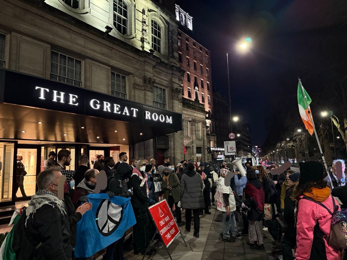 🚨BREAKING: Protestors have SHUT DOWN the arms lobby group ADS’ annual arms dealer dinner in London tonight.

SHUT IT DOWN FOR PALESTINE 🇵🇸