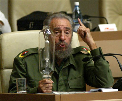 Yo vengo de un país donde al dictador de siempre, creyéndose presidente, le dio en 2005 por salir todos los jueves en televisión para enseñar a cocinar a las mujeres cubanas con los trastes chinos que él había negociado a través de Venezuela para su fracasadísimo proyecto llamado