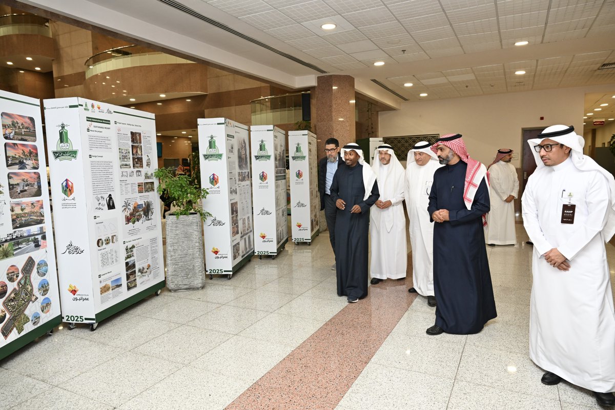 بفضل الله اختتمنا حفلنا برعاية سعادة رئيس جامعة الملك عبدالعزيز، وبحضور عميد كلية العمارة والتخطيط، ونائب رئيس الجمعية م. أنس صيرفي، ورئيس الجمعية بمكة م. خالد فدا
لـ #جائزة_المهندس_منير_سندي للمعمار بدورتها 4

لحظات فخر ونحن نرى نتاج العمل يخرج للنور بأبهى صورة. شكراً للجميع