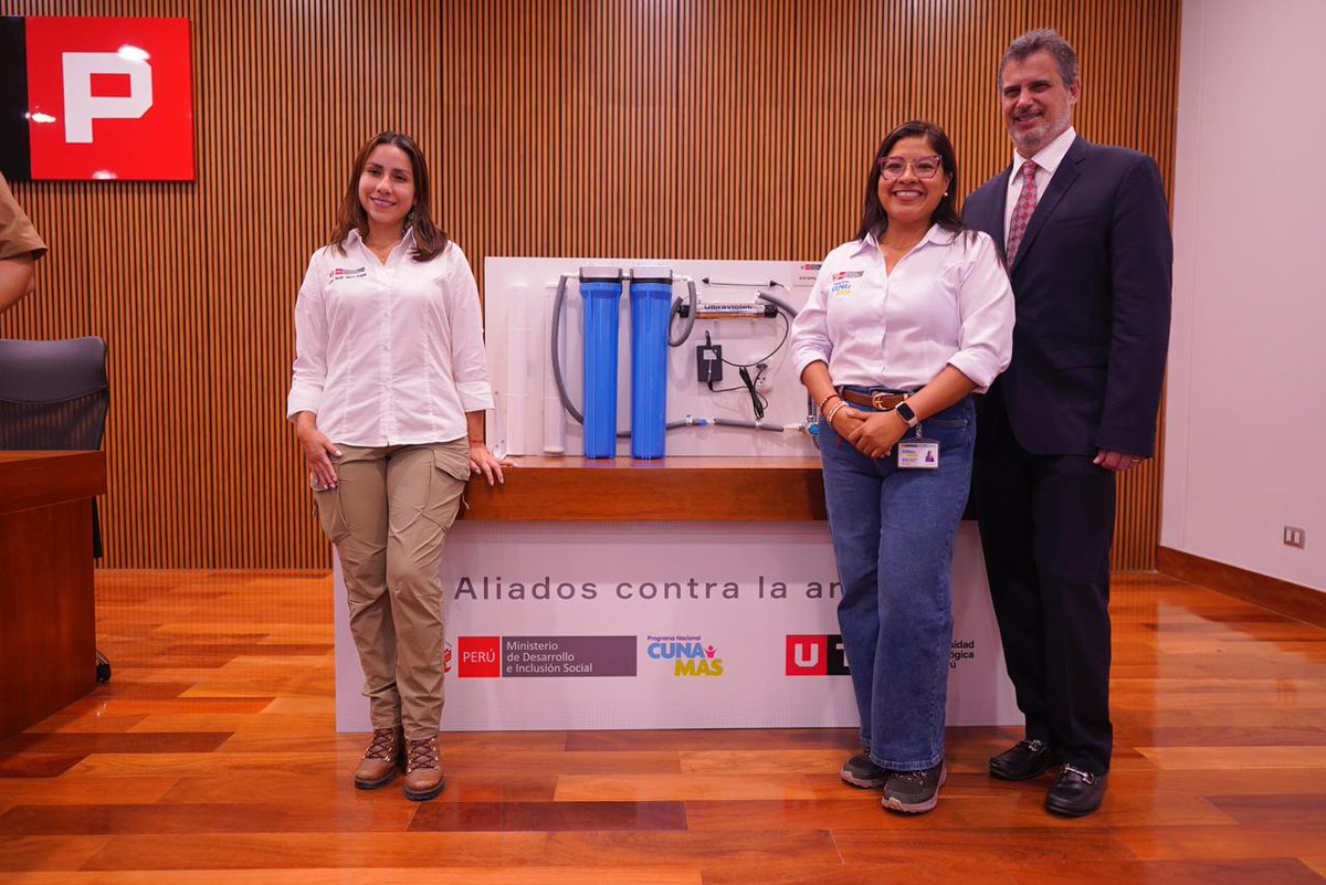 MidisPeru's tweet photo. ✅ ¡Acciones concretas en favor de la primera infancia en la región #Loreto!
🔴 La ministra del Midis, Lesly Shica, inauguró los Centros Infantiles de Atención Integral (CIAI) “Las Mercedes II” y “31 de Mayo”, en el distrito de San Juan Bautista, provincia de #Maynas, donde niños menores de 36 meses recibirán cuidado diario y alimentación balanceada, mientras sus madres y padres desarrollan sus actividades laborales o académicas.
📌 Para la puesta en funcionamiento de estos centros se destinó una inversión superior a los S/ 378 mil, que permitirá brindar atención integral de calidad en espacios seguros, adecuados y diseñados para fortalecer el desarrollo infantil temprano.
🎙️ “Estamos en Loreto haciendo nuestro trabajo en territorio. Hemos recibido instrucciones del señor presidente y del premier para salir a las provincias y continuar con nuestro trabajo operativo en el campo”, señaló la titular del Midis.
👉🏼 Durante su visita a Iquitos, la ministra Lesly Shica también participó en la entrega de sistemas de purificación de agua, donados por la Universidad Tecnológica del Perú, que beneficiarán a más de 200 servicios alimentarios en 10 regiones del país, garantizando el acceso a agua segura para la preparación de alimentos y el consumo diario de miles de niñas y niños.
#NotaDePrensa: https://t.co/sZ2RCwm4NV