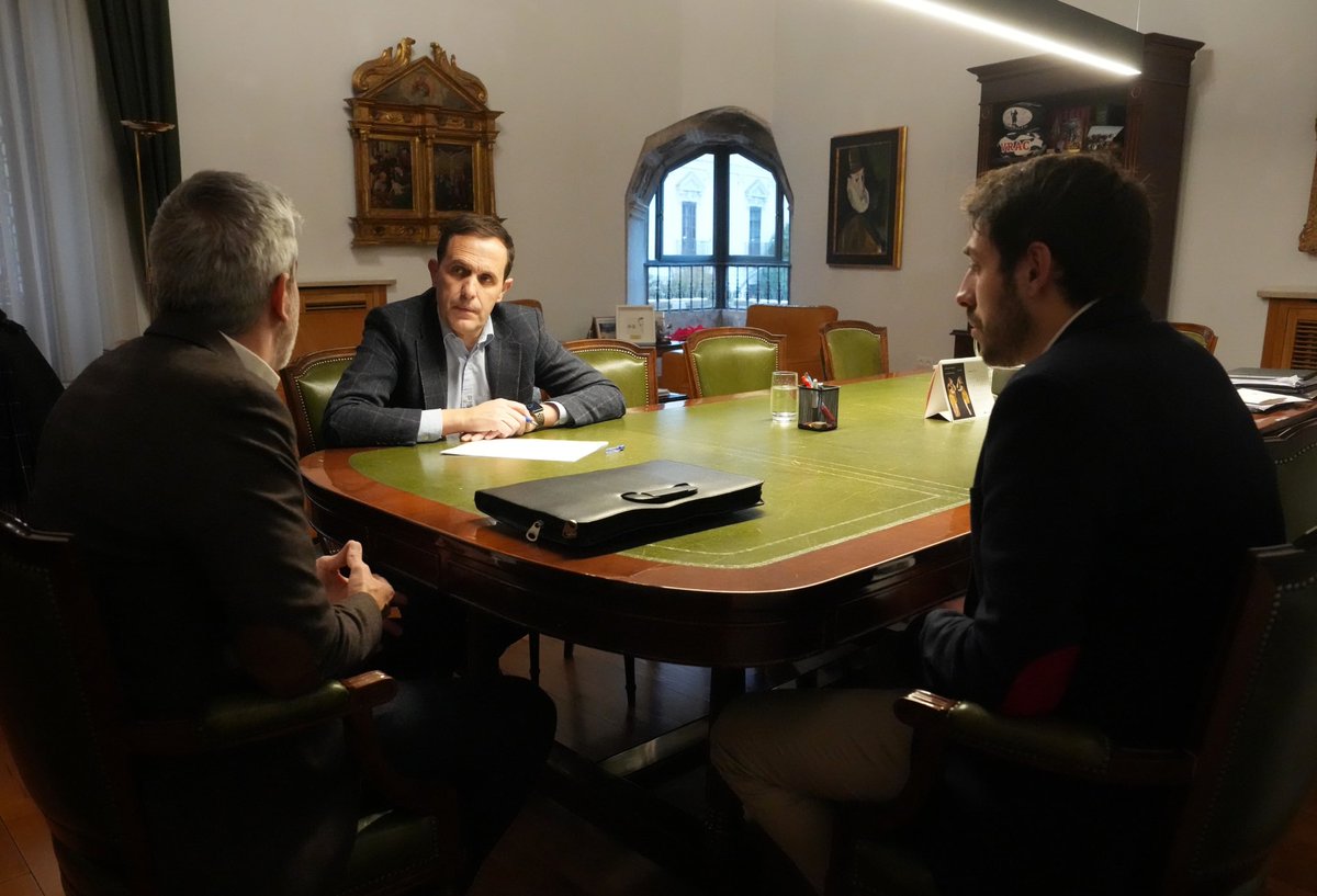 Dip_Va's tweet image. El presidente @Conrado_Iscar mantiene una reunión de trabajo con el presidente de la @CSagradaCena, Carlos Sanz.

✝️ Durante el encuentro se abordaron las líneas de colaboración de cara a la organización y promoción de la Semana Santa de la provincia de Valladolid.