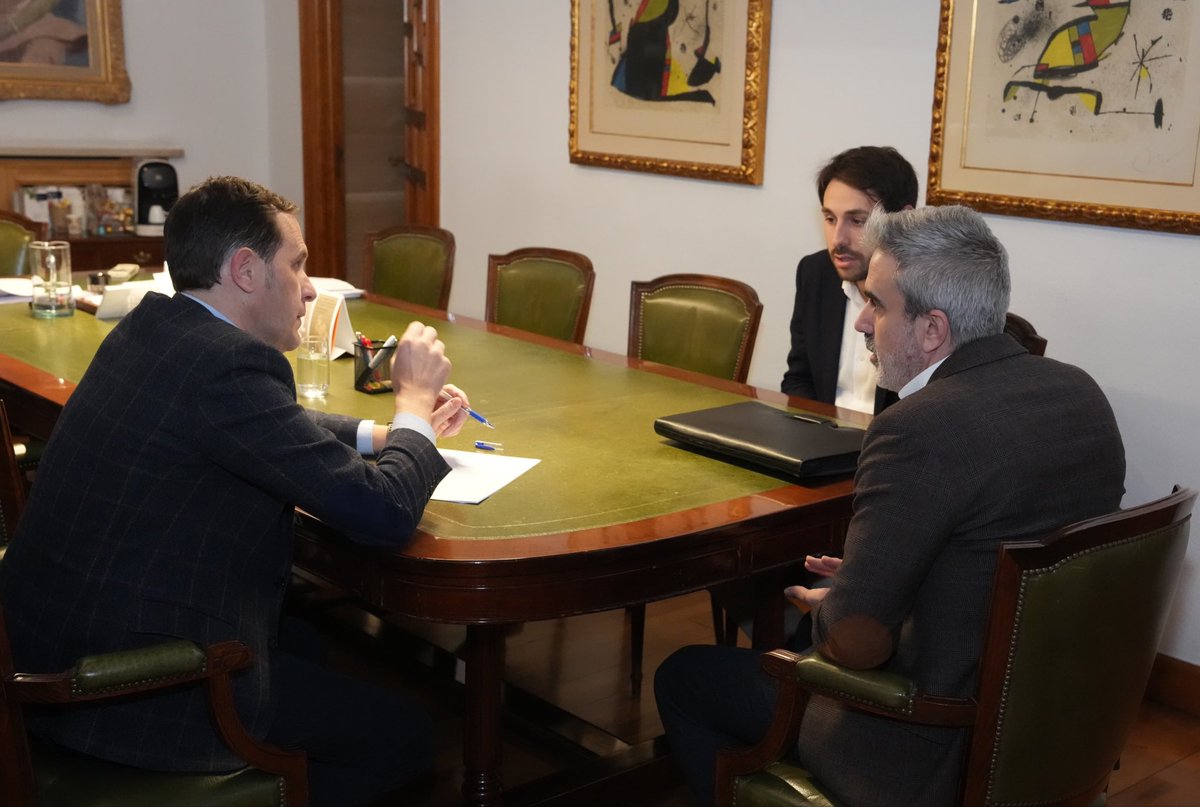 Dip_Va's tweet image. El presidente @Conrado_Iscar mantiene una reunión de trabajo con el presidente de la @CSagradaCena, Carlos Sanz.

✝️ Durante el encuentro se abordaron las líneas de colaboración de cara a la organización y promoción de la Semana Santa de la provincia de Valladolid.