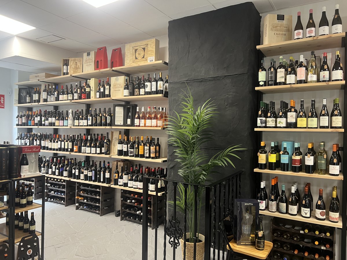 Un resumen de la visita ayer al mediodía a la tienda de buenos vinos y cervezas artesanas @Vinópatas, en la zona de La Bouhaira de Sevilla. Catas y degustaciones.
comeencasa.net/.../vinopatas-…