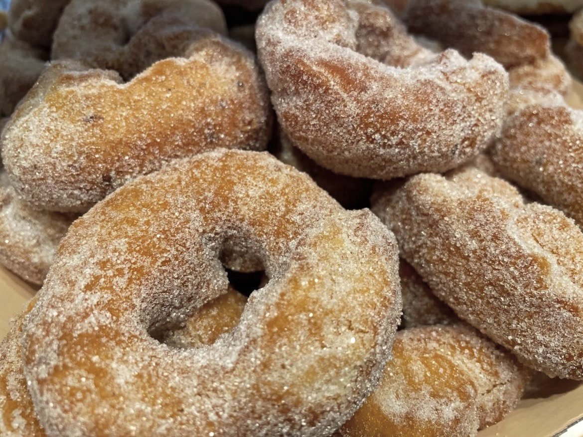 ⭕️DÍAS REDONDOS⭕️
A veces que hay que rendirse…! ✨ Las palabras sobran cuando se trata de hablar de nuestros roscos fritos.

Suaves, esponjosos y con la combinación perfecta de ingredientes para lograr un momento redondo.

elcolmenero.com