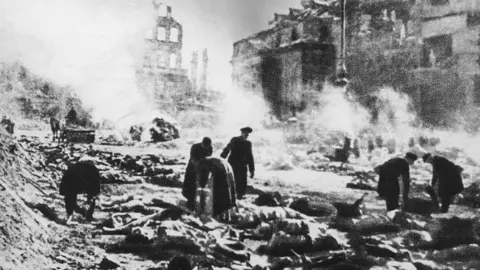 UnityNewsNet's tweet image. Hundreds of thousands of innocent women and children were ritualistically burnt alive in Dresden at the end of the war by the Churchill war machine in a heinous crime.

Why do they not get a day to remember them?