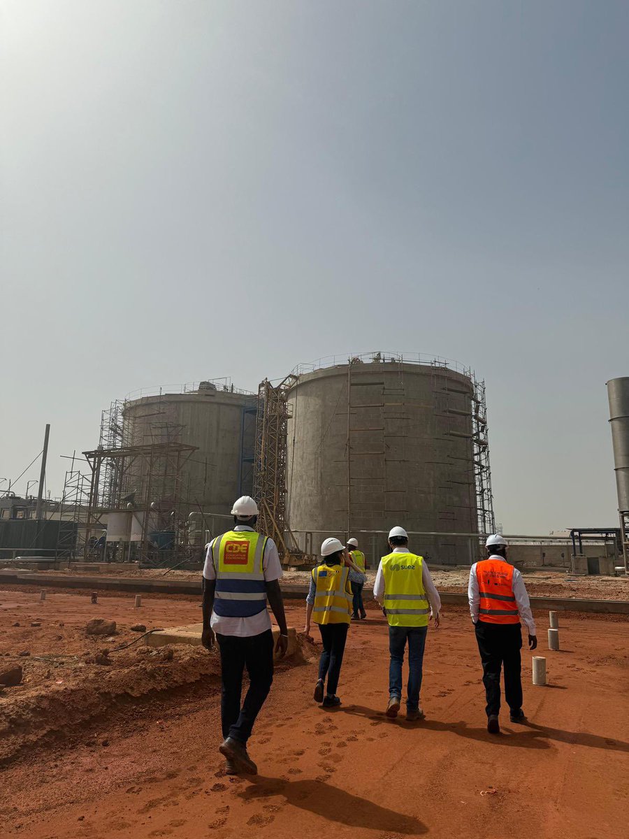 CaroitEleonore's tweet photo. Lors de mon déplacement au Sénégal, j’ai visité dans la Baie de Hann le Projet de Dépollution (PDBH) réalisé à 95% grâce au soutien de l’@AFD_France, symbole d’une coopération concrète entre la France 🇫🇷 et le Sénégal au service des populations (+ de 40 000 ménages) et de l’environnement. 🌱

➡️ Plusieurs entreprises françaises sont mobilisées pour plus de 600 emplois 💪🏽