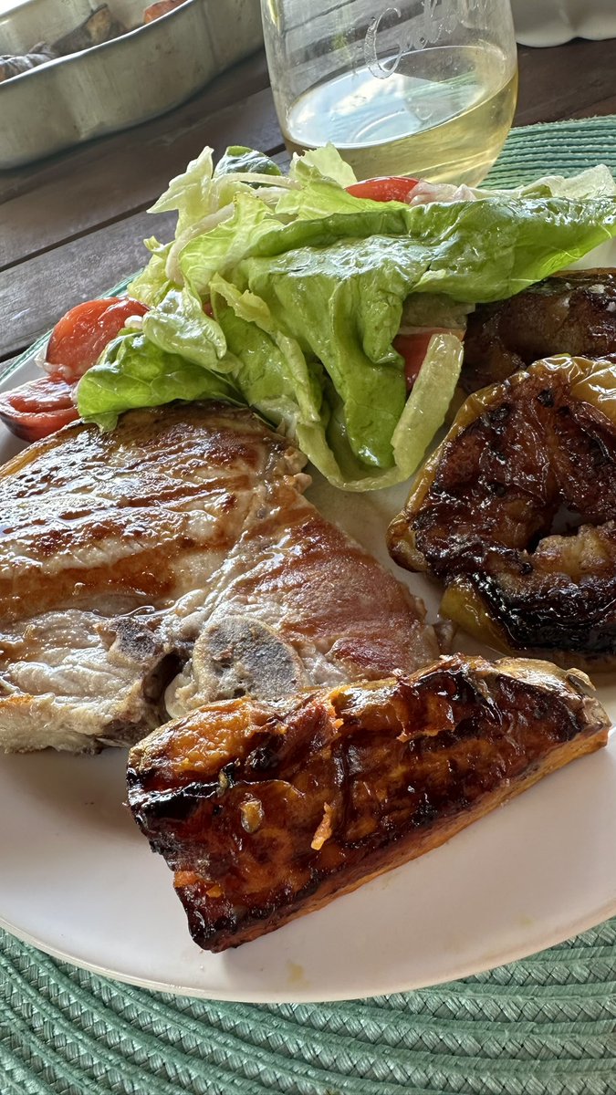 PedroLambertini's tweet image. Guarnición para cerdo en cualesquiera de sus formas: boniato y manzanas asadas. Manteca, reducción de aceto balsámico, canela, aceite de oliva, pimienta.