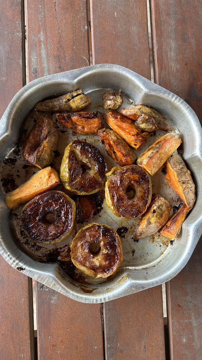 PedroLambertini's tweet image. Guarnición para cerdo en cualesquiera de sus formas: boniato y manzanas asadas. Manteca, reducción de aceto balsámico, canela, aceite de oliva, pimienta.