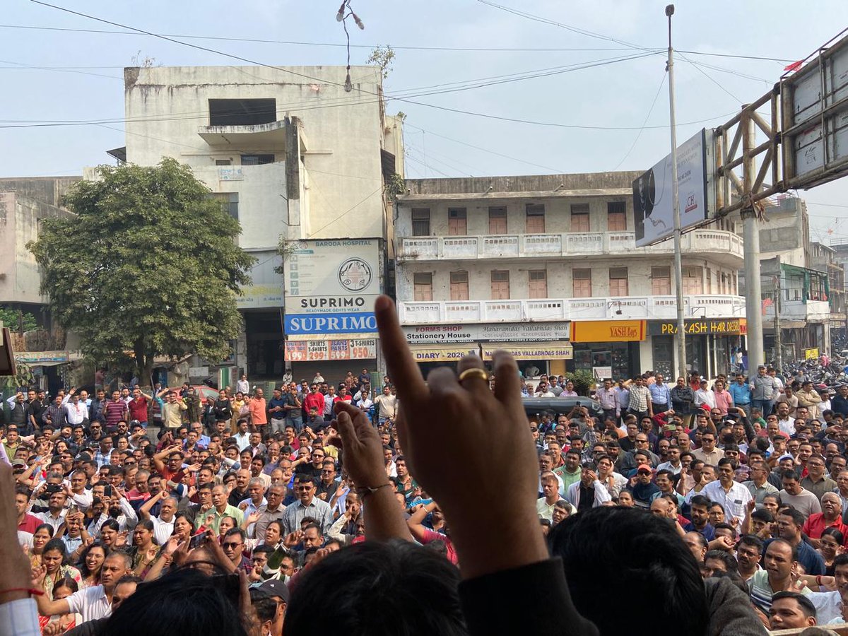 Hellobanker_in's tweet photo. Big Protest by Bank Employees in Vadodara Gujarat. Bankers gathered in large numbers protesting against the Central Government. https://t.co/aouoV9QtLq