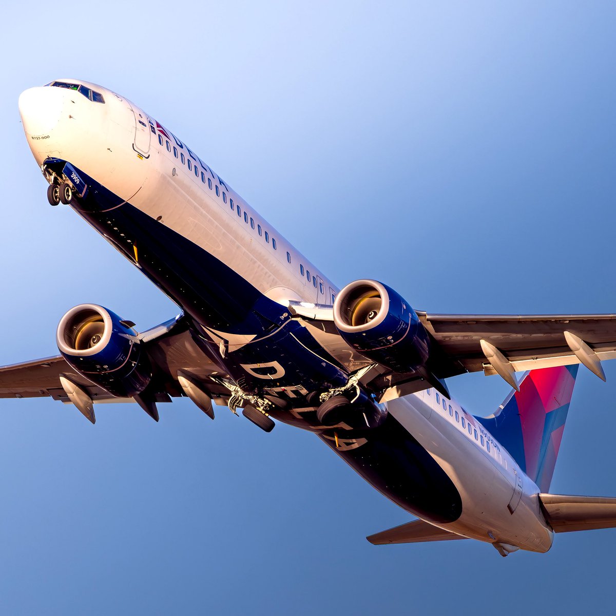 A Delta 737-900ER climbing out of runway 25R at DAB with some perfect late afternoon winter light.