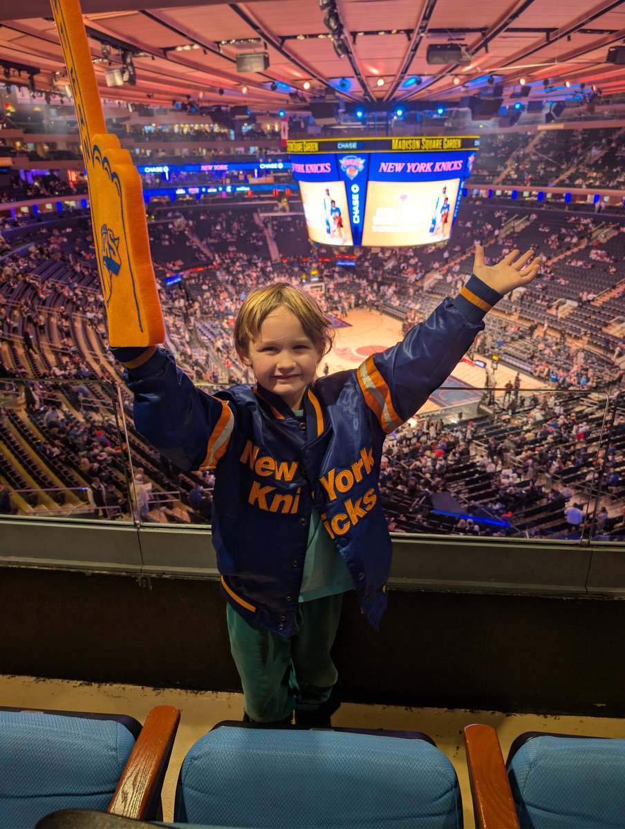 dfc2111's tweet photo. Forgot to post this this other day, had a great night at the Knicks game. https://t.co/fGjGVxUk3r