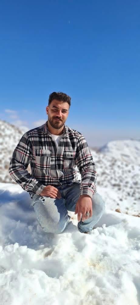 HeKasrehCrisis's tweet photo. پیام:
«سلام میشه عکس […] منم به اشتراک بگذارید.
۲۷ سالش بود تو میمند فارس کشتنش با شلیک دو گلوگله ۱۸ دی جلوی سپاه. اسمش هم میلاده.
 میلاد قائدی.»

#میلاد_قائدی https://t.co/99QCxrIFQr