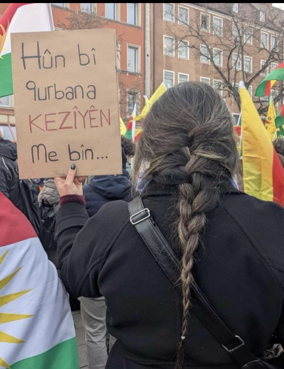 We bi keziyekê daviya xwe anî 
Bijî Kurd û Kurdistan ✌🏻💚☀️❤️ #roava
#StarlinkForRojava 
#HumanitarianCorridor4Kobane
