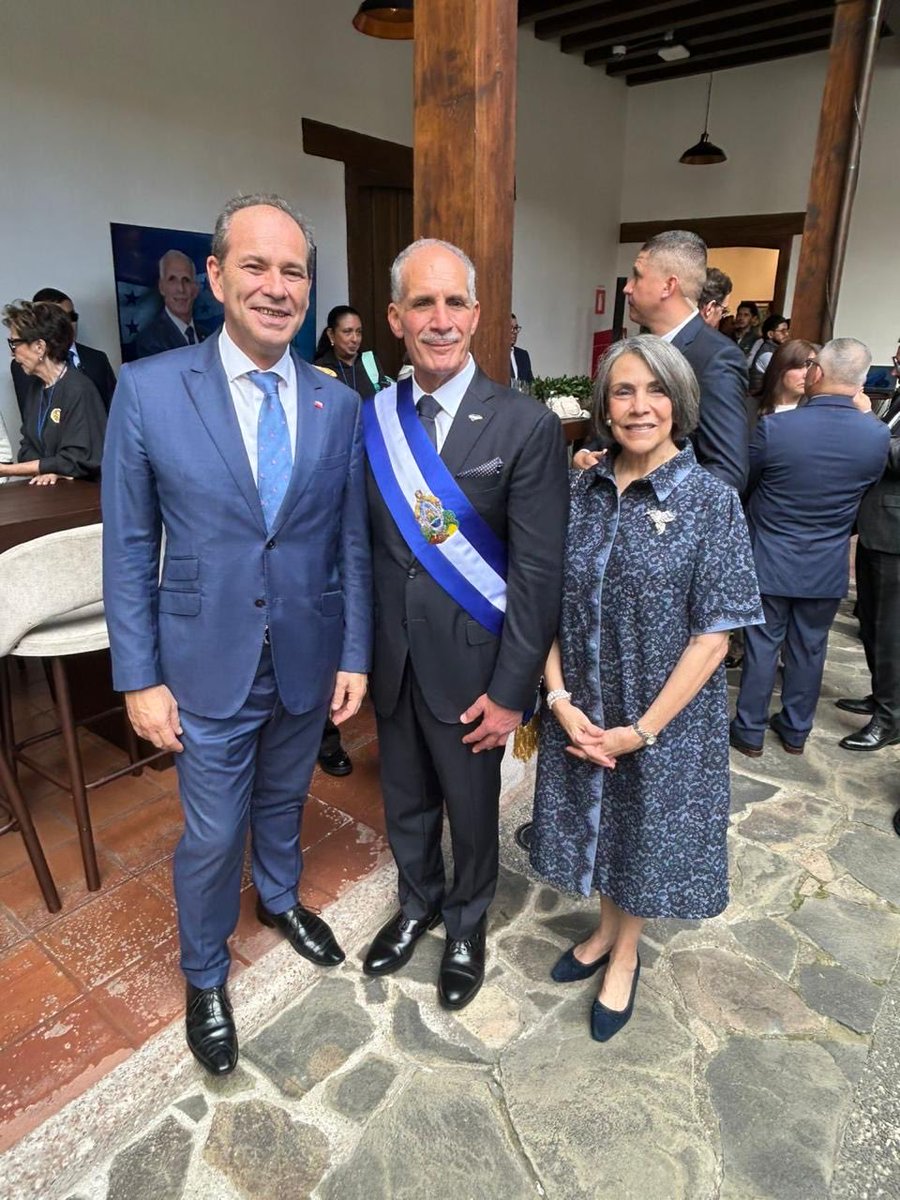 En la jornada de asunción presidencial del ciudadano Nasry Asfura, el gobierno de Chile, mediante su embajador Marco Aguayo, reafirma los sólidos lazos de amistad y cooperación que unen a nuestros países. 🇨🇱🤝🇭🇳