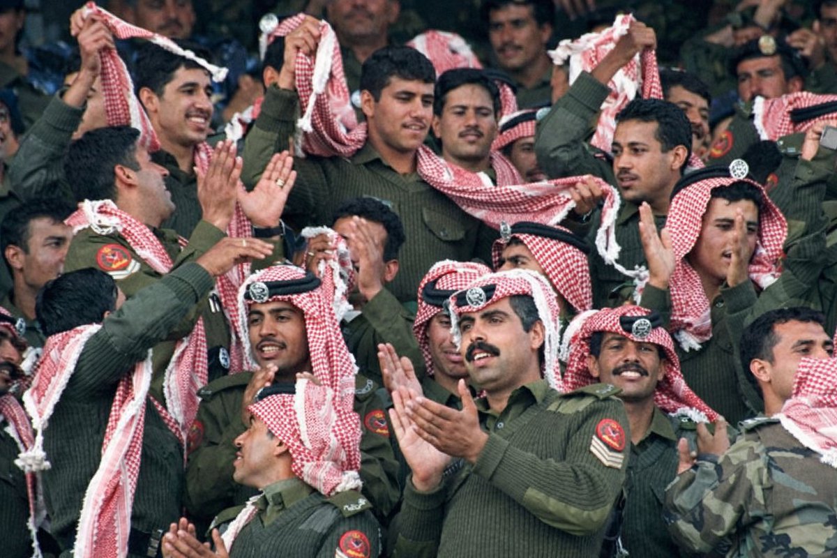 Jordan1956's tweet photo. نوفمبر 1998 🇯🇴
جنود الجيش العربي الأردني يحتفلون بعيد ميلاد قائدهم الثالث والستين، جلالة الملك الحسين بن طلال رحمه الله.
رغم المرض والغياب عن الوطن، بقي حاضرًا في قلوب الأردنيين، قائدًا أحبه شعبه وبادلوه الوفاء والدعاء. https://t.co/FxrZ74U9Ve