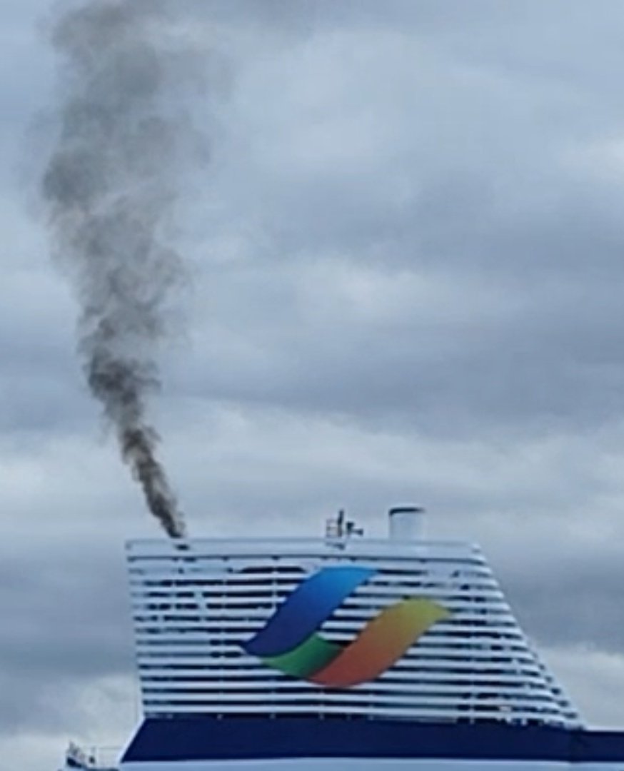 D_Higuera_Ing's tweet photo. 🛳😷🫁 Hoy ha atracado el Pont Aven en el Puerto de Santander. El humo negro indica una mala combustión con alta emisión de partículas finas. El @port_santander no dispone de red eléctrica para los buques atracados. La contaminación mata.
#Santanderciudadcontaminada https://t.co/GsLJrRhHXT