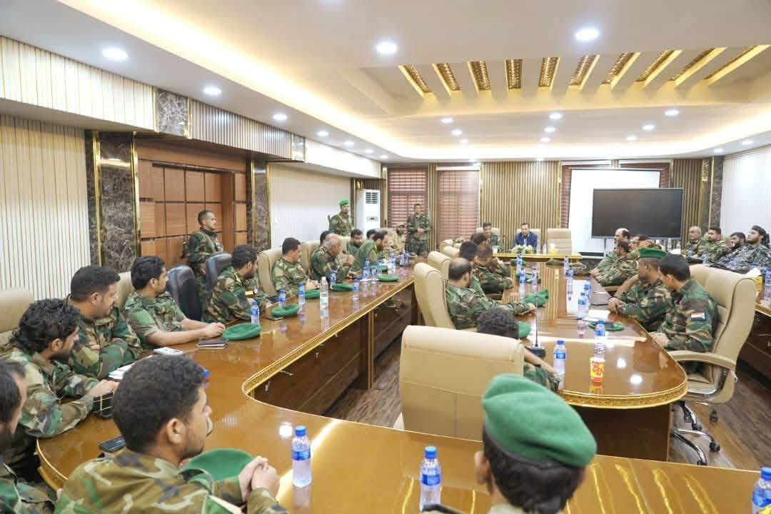 Adelalhasanii's tweet image. محافظ عدن عبدالرحمن شيخ اليافعي 
 يجتمع بجماعته وعصابته الجديدة وكلهم من يافع
بعد سقوط ربحان الانتقالي من (الضالع) 
وهروبهم ومعسكراتهم وسلاحهم ،
أصبحت عدن بيد كباش بني سليم،
وأمرهم أسهل.

يتوارثوا مناطقية وعنصرية عفنة في عدن ، ويتحدثون باسم الجنوب، وكأن الجنوب هم وحدهم !!!!

ولكن…