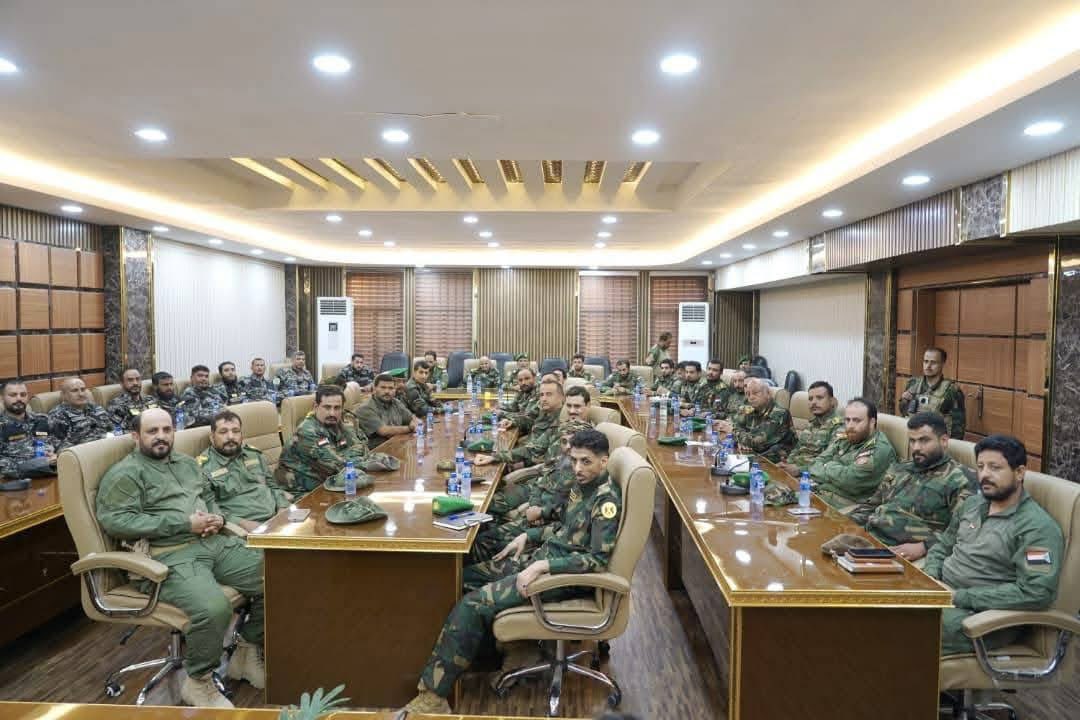 Adelalhasanii's tweet image. محافظ عدن عبدالرحمن شيخ اليافعي 
 يجتمع بجماعته وعصابته الجديدة وكلهم من يافع
بعد سقوط ربحان الانتقالي من (الضالع) 
وهروبهم ومعسكراتهم وسلاحهم ،
أصبحت عدن بيد كباش بني سليم،
وأمرهم أسهل.

يتوارثوا مناطقية وعنصرية عفنة في عدن ، ويتحدثون باسم الجنوب، وكأن الجنوب هم وحدهم !!!!

ولكن…