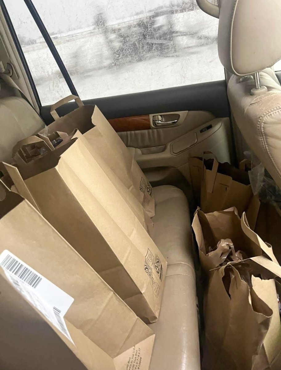 Together we are better! Thank you to a community member delivering much needed groceries to a Bright Futures Gravette family during the snow storm this last week!!☃️👏🧡
. . .
#BrightFuturesGravette #BrightFuturesArkansas #EveryChildNeedsAChampion #BrightFuturesUSA
