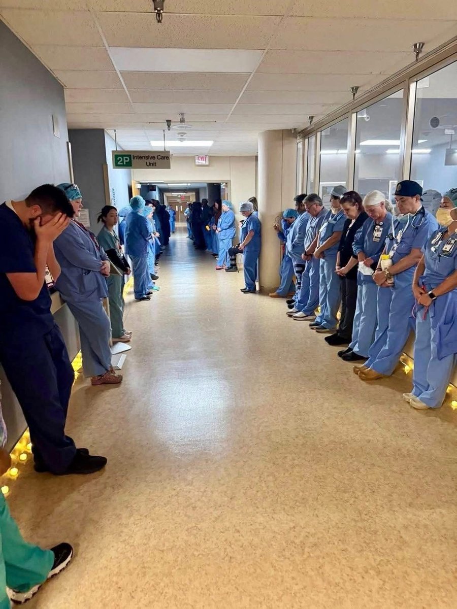 Sbechemia2's tweet image. Nurses, doctors, and veterans line the VA corridors in Minneapolis, saying goodbye to ICU nurse Alex Pretti, killed by ICE “nazis.” The pain is enormous, the anger won’t fade. We cannot stay silent in the face of violence and hate. 😟🥺😥💔 #JusticeForPretti #NoNazis #IceOut